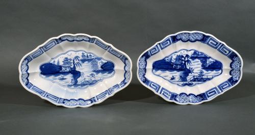 18th Century British Porcelain Caughley Painted Chinoiserie Shaped Dishes, Circa 1785-93