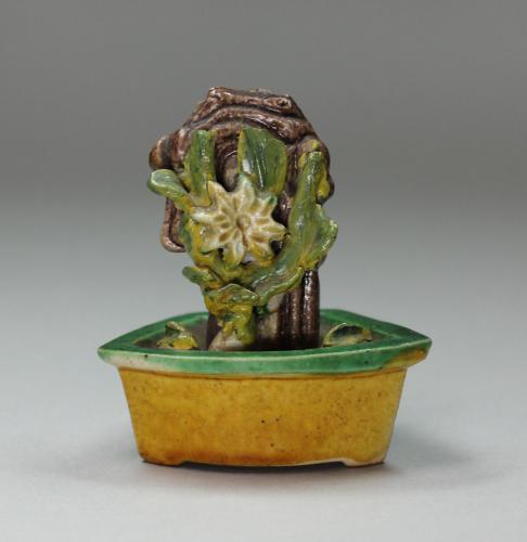 Chinese biscuit egg and spinach incense burner, Kangxi (1662-1722)