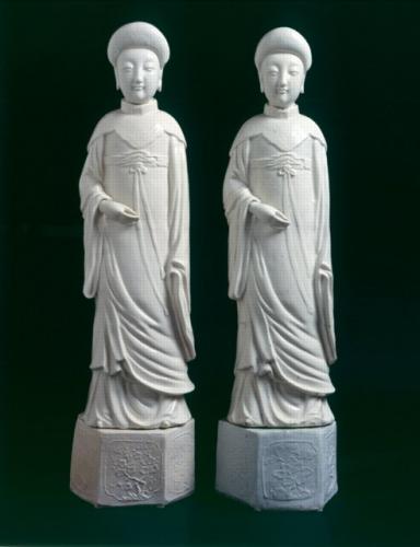 Two very large and rare models of court ladies in Chinese porcelain from Fukien (blanc-de-Chine), standing on hexagonal bases. Circa 1690, Kangxi reign, Qing dynasty
