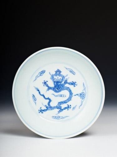 Chinese porcelain saucer, mark of Yongzheng (1723/1735) in under glaze cobalt blue and of the period