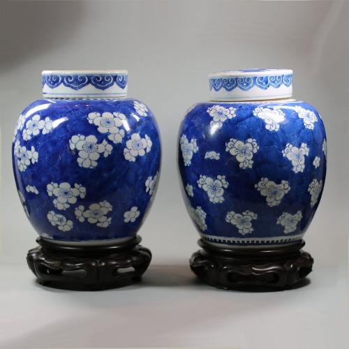 Near pair of Chinese blue and white ginger jars and covers, Kangxi (1662-1722)
