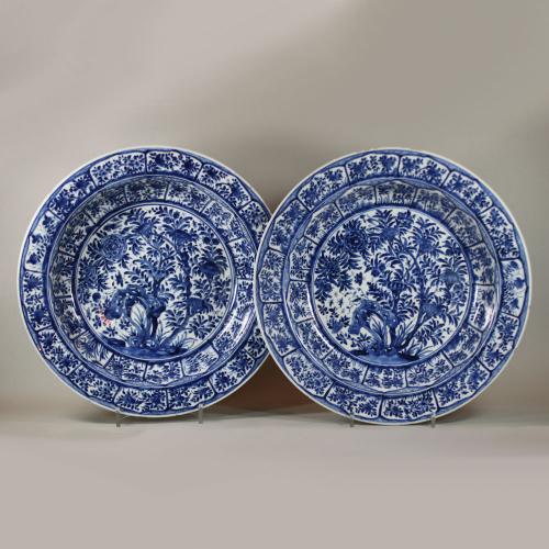 Pair of Chinese blue and white deep dishes, Kangxi (1662-1722)