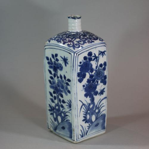 Chinese blue and white square-section flask, early Kangxi (1662-1722)