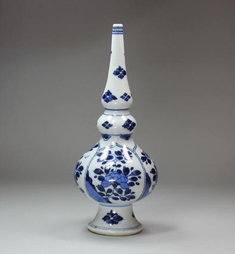 Chinese blue and white rose water sprinkler, Kangxi (1662-1722)