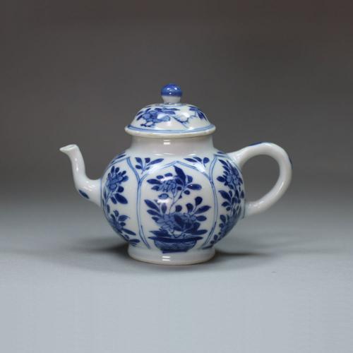 Chinese blue and white miniature teapot and cover, Kangxi (1662-1722)