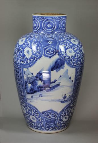 Chinese blue and white vase, Kangxi (1662-1722)