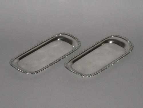 ​A PAIR OF UNUSUALLY SMALL OLD SHEFFIELD PLATE SILVER SNUFFER TRAYS, CIRCA 1810