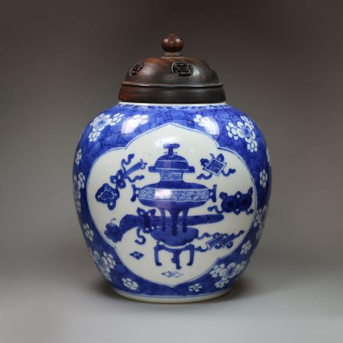Chinese blue and white cracked ice ginger jar and cover, Kangxi (1662-1722)