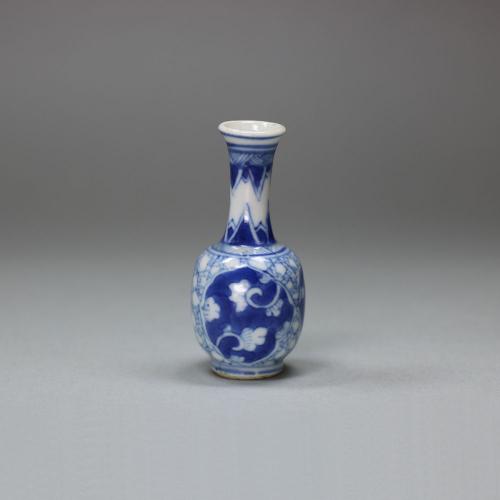Miniature Chinese blue and white bottle vase, Kangxi (1662-1722)