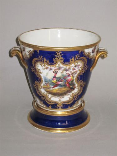 A FINE CHAMBERLAIN’S WORCESTER TWO HANDLED CACHE-POT & STAND, CIRCA 1816