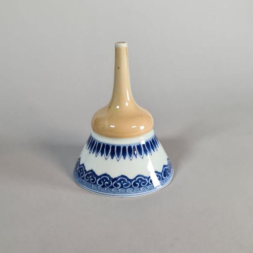 Chinese café au lait wine funnel, Kangxi (1662-1722)
