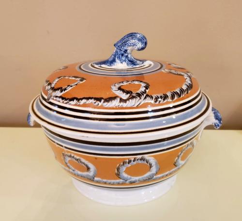 Mocha Large Tureen and Cover with Earthworm Design on Ochre Ground, Circa 1800-20