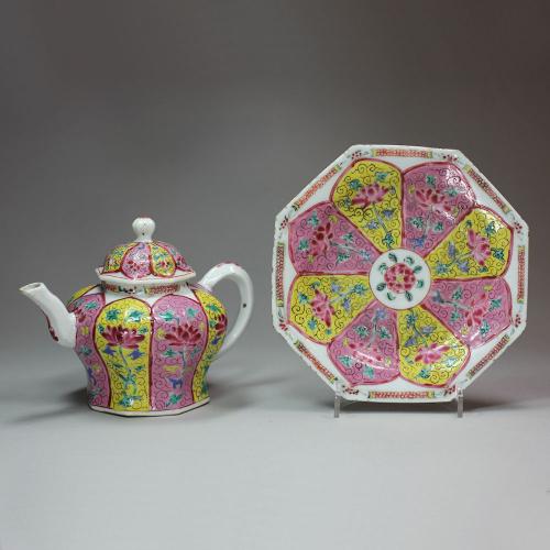 Chinese famille rose octagonal teapot, cover and tray, Qianlong (1736-95)