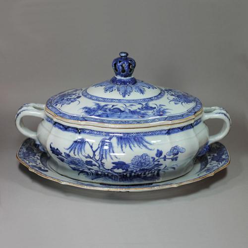 Large Chinese blue and white tureen, cover and stand, Qianlong (1736-95)
