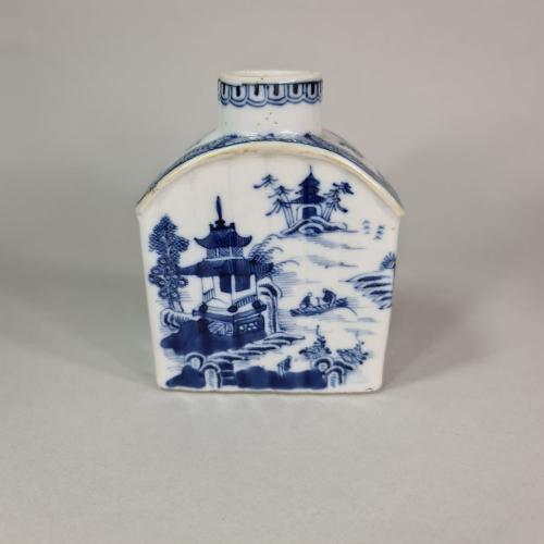 Chinese blue and white ribbed caddy, Qianlong (1736-95)
