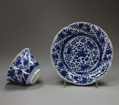 Chinese blue and white moulded teabowl and saucer, Kangxi (1662-1722)