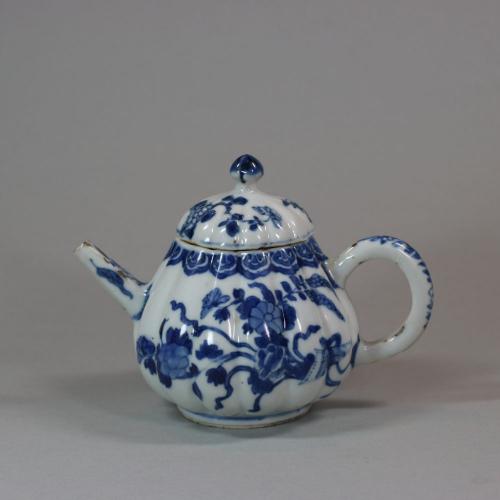 Small Chinese ribbed blue and white teapot and cover, early 18th century