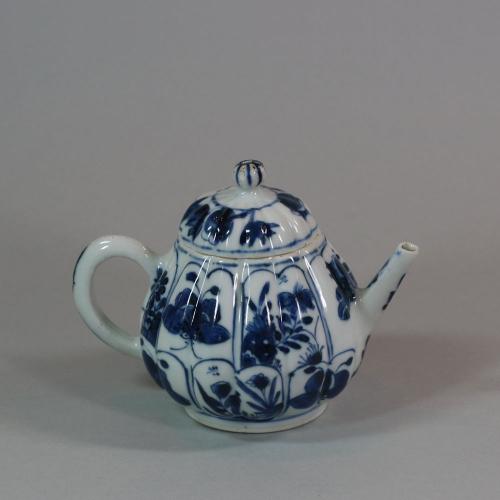 Small Chinese ribbed blue and white teapot and cover, early 18th century