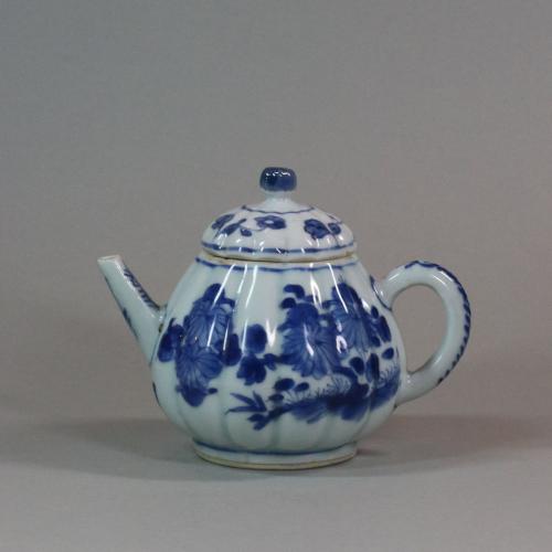 Small Chinese ribbed blue and white teapot with an associated cover, early 18th century