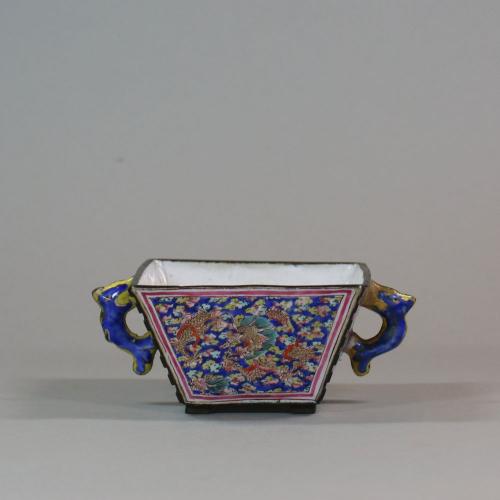 Rare Chinese canton enamel twin handled cup with twin stylized chilong handles, Qianlong (1736-95)