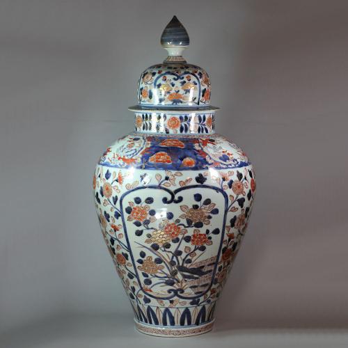Large Japanese imari baluster vase and cover, 17th/18th century