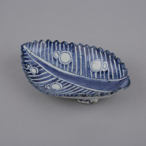 Blue and white moulded leaf shape dish, Tianqi, 1621-1627