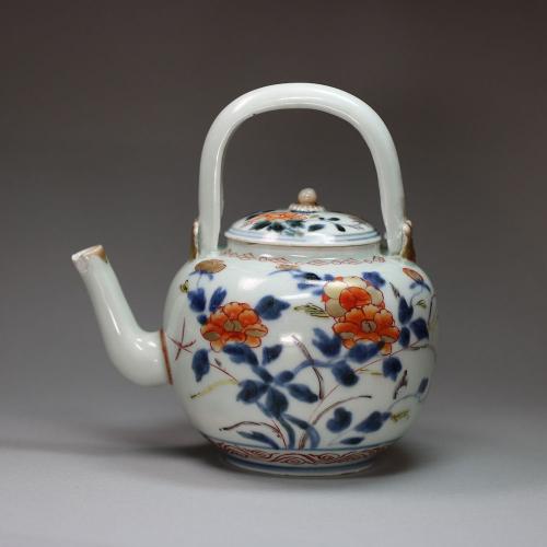 Japanese imari teapot and cover, Edo period (1603-1868)