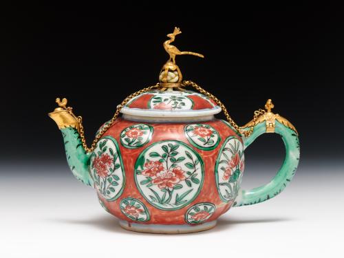 Chinese porcelain teapot and cover, Kangxi