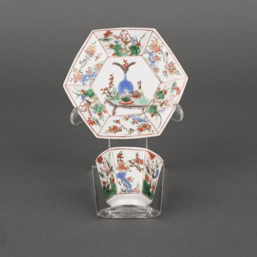 A Chinese porcelain famille verte hexagonal teacup and saucer, Kangxi, 1662-1722