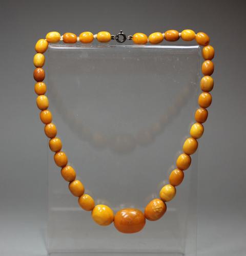 Graduated amber necklace