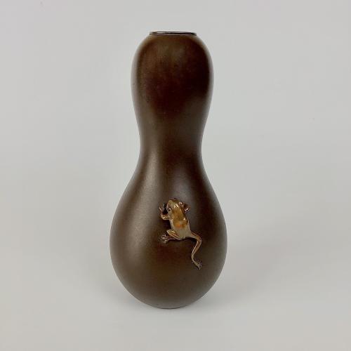 Japanese bronze vase with frog signed Yoshimitsu zo, Taisho Period.