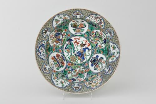 A LARGE AND FINE FAMILLE VERTE DISH, KANGXI (1662 – 1722)