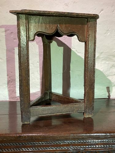  AN ASTONISHINGLY RARE AND UNRECORDED HENRY VIII TRIANGULAR JOINED STOOL. CIRCA 1520-40.