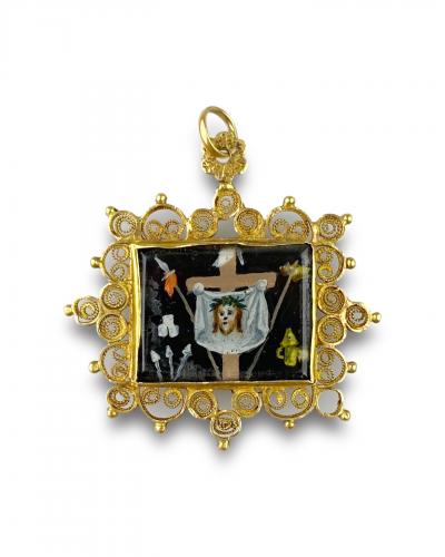 Gold filigree pendant with a verre églomisé miniature. Spanish, 18th century