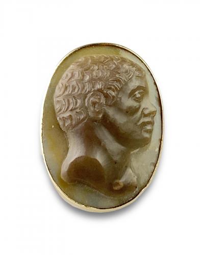 Gold ring set with an agate cameo of a Nubian man. Italian, late 18th century
