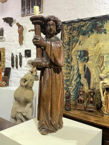  A WONDERFUL 15TH CENTURY CARVED OAK CANDLE BEARING ANGEL SCULPTURE. CIRCA 1470.