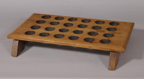 S/4660 Antique Treen Late Victorian Single Platform Pine Egg Stand