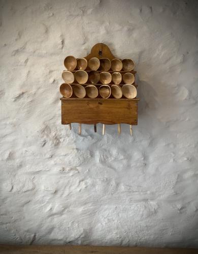 Welsh spoon rack & a collection of 18 original sycamore cawl spoons