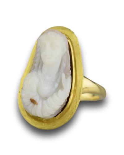 Gold ring with a Renaissance agate cameo of a Muse. Italian, 16th century
