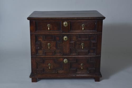 Small oak chest of drawers