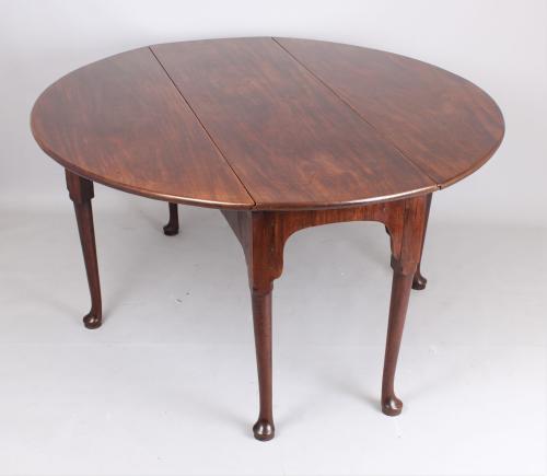 Mid 18th century mahogany drop-leaf table