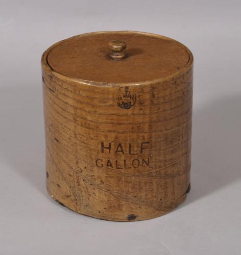 S/5222 Antique Treen Early 20th Century Ash Half Gallon Lidded Grain or Flour Measure