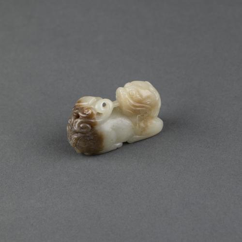 Chinese small jade carving of a recumbent Buddhist lion, Ming/Qing, 17th century.