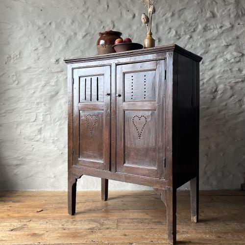 18th century Welsh oak livery cupboard