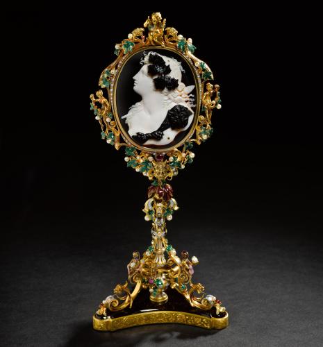 Double-sided cameo stand