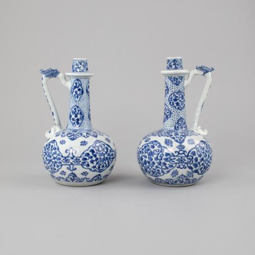 Pair of Chinese porcelain blue and white wine ewers, Kangxi, 1662-1722