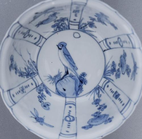 Chinese late Ming blue and white porcelain kraak bowl
