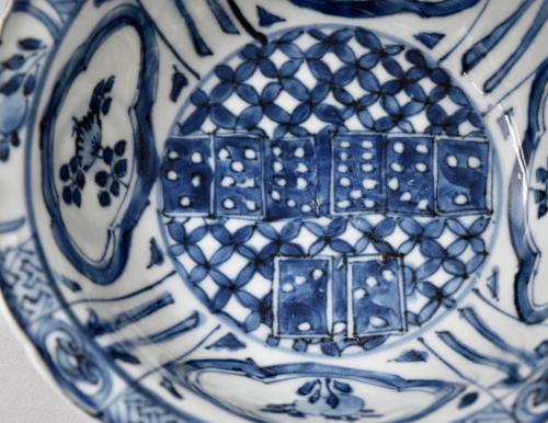 Chinese porcelain Ming blue and white kraak klapmuts painted in the well with eight dominoes