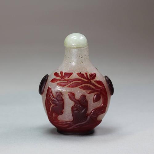 Chinese red overlay glass snuff bottle