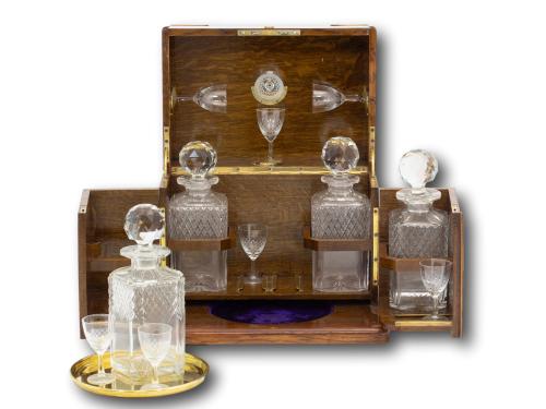 Overview of the Decanter Box with the Tray, Decanter and Glass Removed